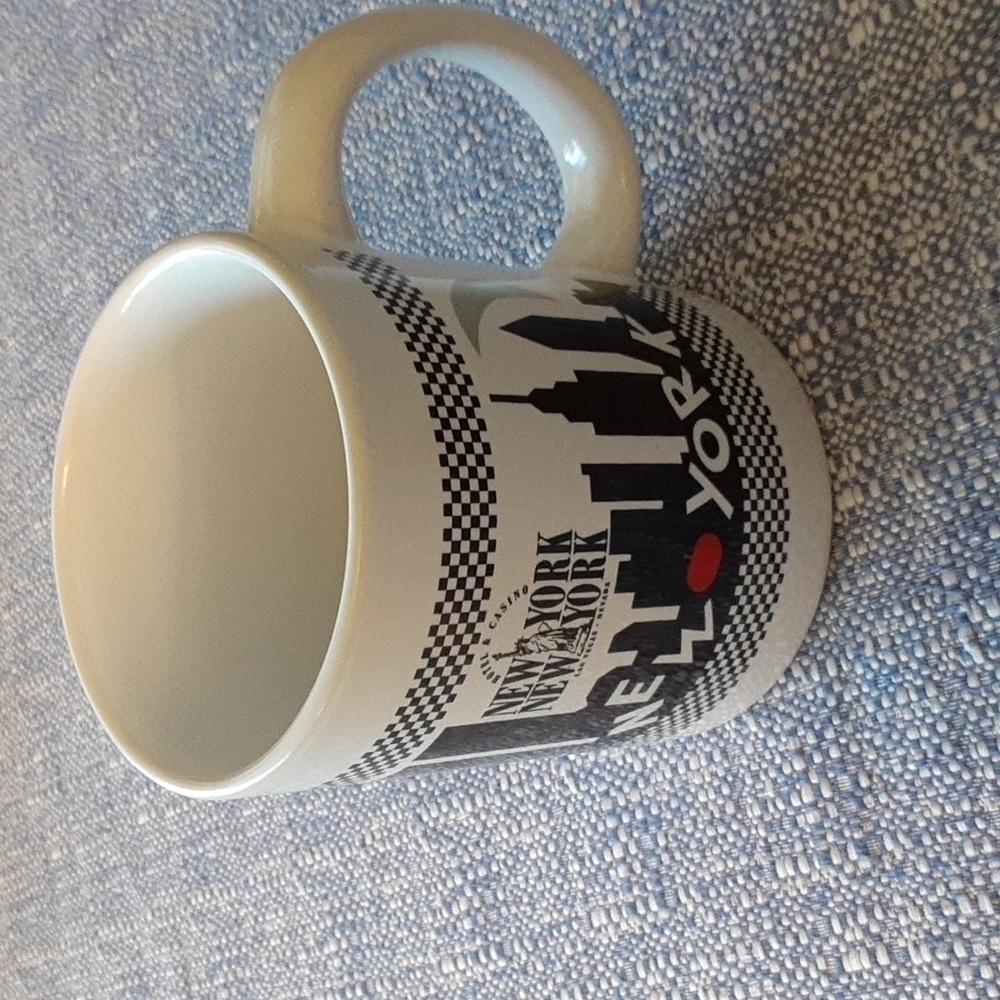 Vintage Pre 9/11 (NY/NY NYC Skyline. Black print on white.)